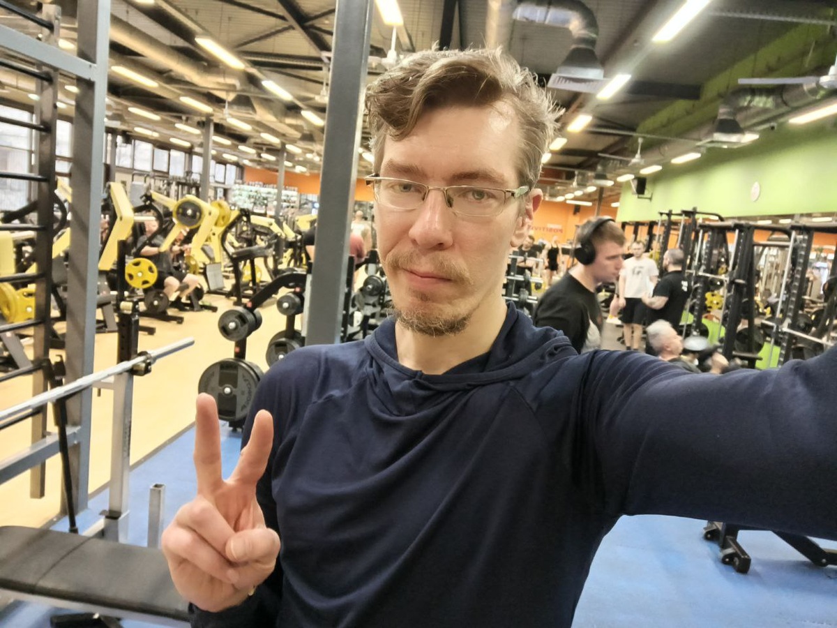 Зимнее фото... и я до сих пор продолжаю ходить в зал в конце лета - моя самая длинная серия тренировок с железом.