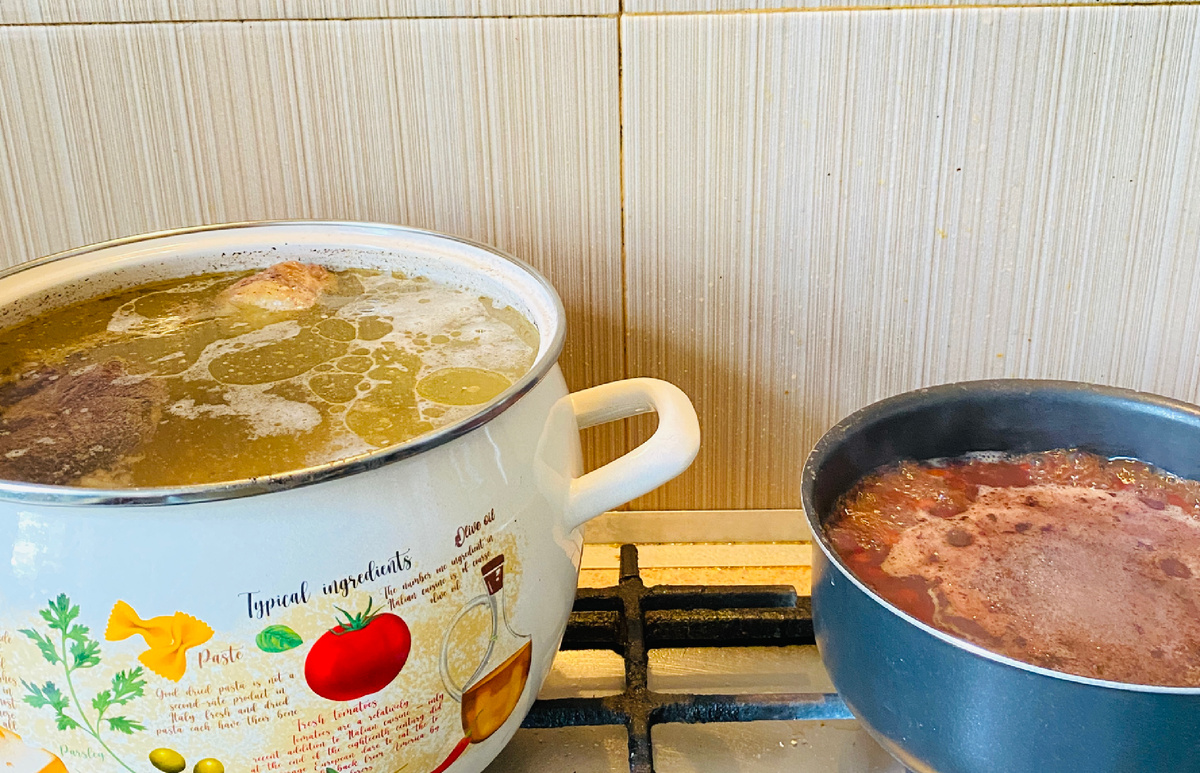 В большой кастрюле варится говяжая косточка, в маленькой - фасоль. 