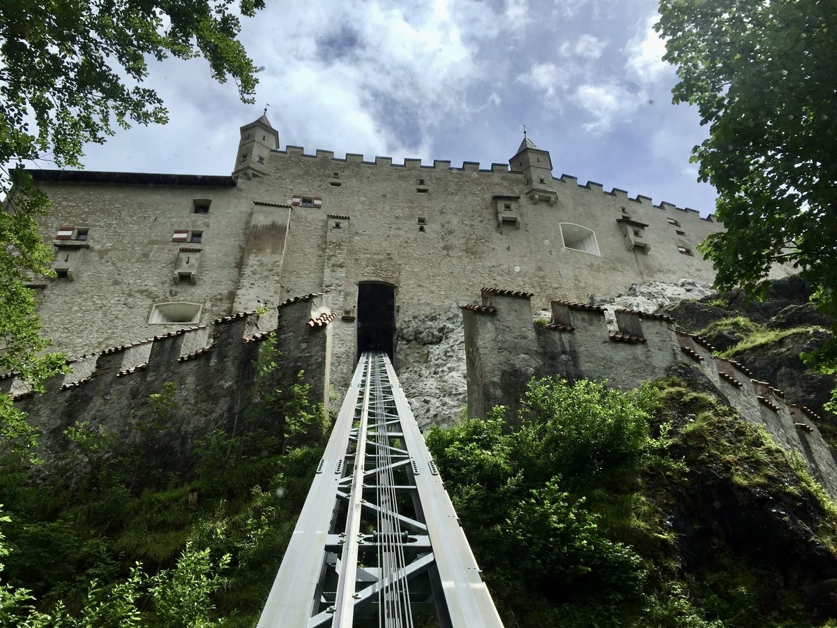 Поднимаемся в замок 