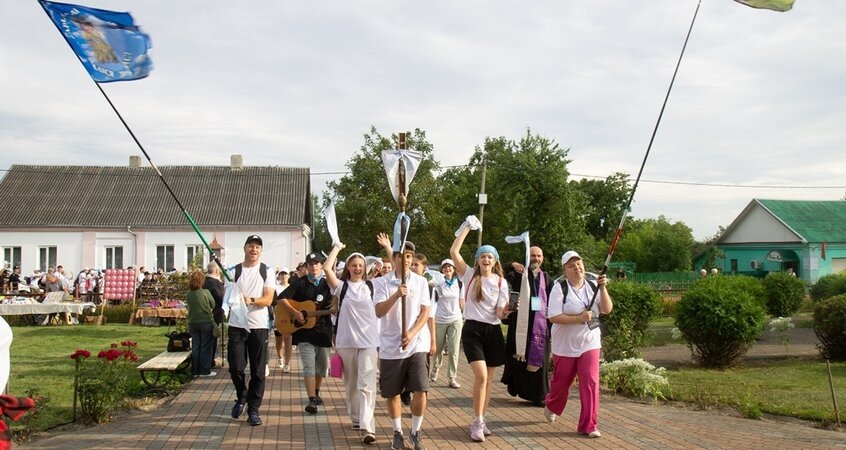    Католікі Берасцейшчыны прайшлі 120 кіламетраў да абраза Маці Божай у Лагішыне. Фотарэпартаж