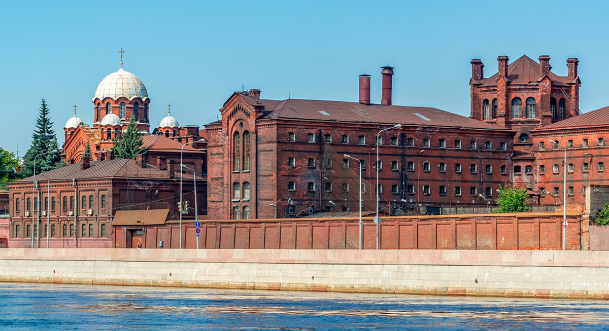 Мрачное кирпичное здание 