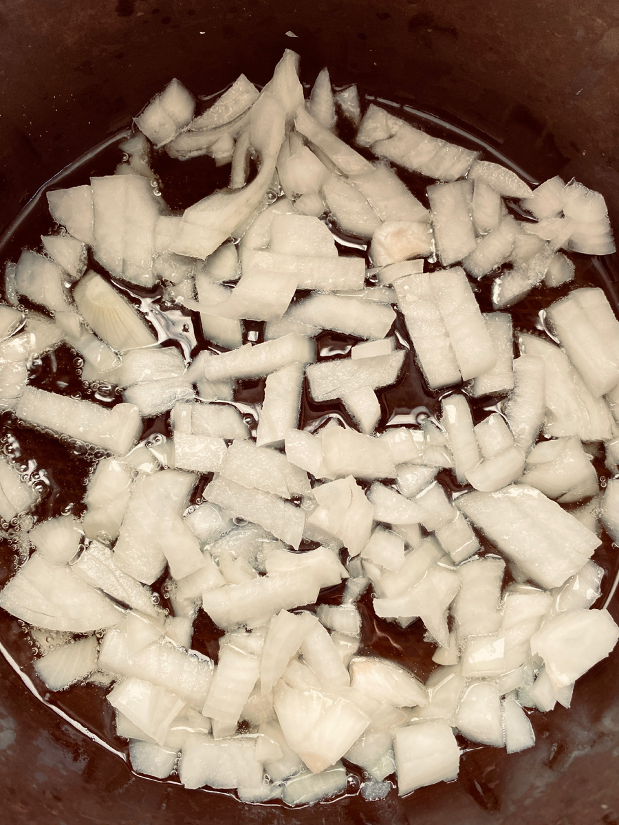 Лук тушится в мультиварке. Фото автора статьи 