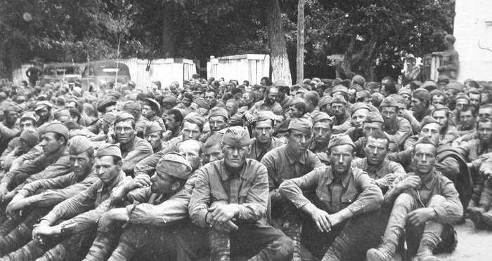 Попавшие в плен красноармейцы