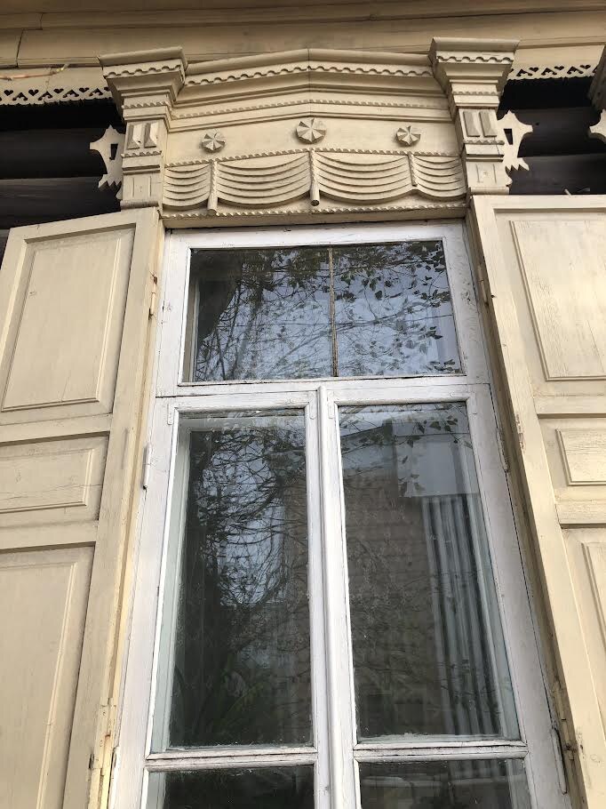 Окно с глухой резьбой и "шторой".