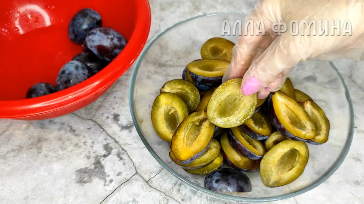 Маринованная слива на зиму с коньяком и корицей. Фото автора.