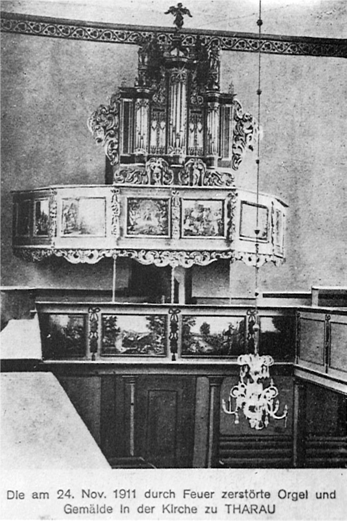 Алтарь Кирхи в Тарау, разрушенный огнём 24 ноября 1911 года. Источник: Иллюстрированный каталог «Объекты культурного наследия Калининградской области», 2013 год, С. 428-429. «Каталог объектов культурного наследия Калининградской области», 2005 год, том 2, С. 16.