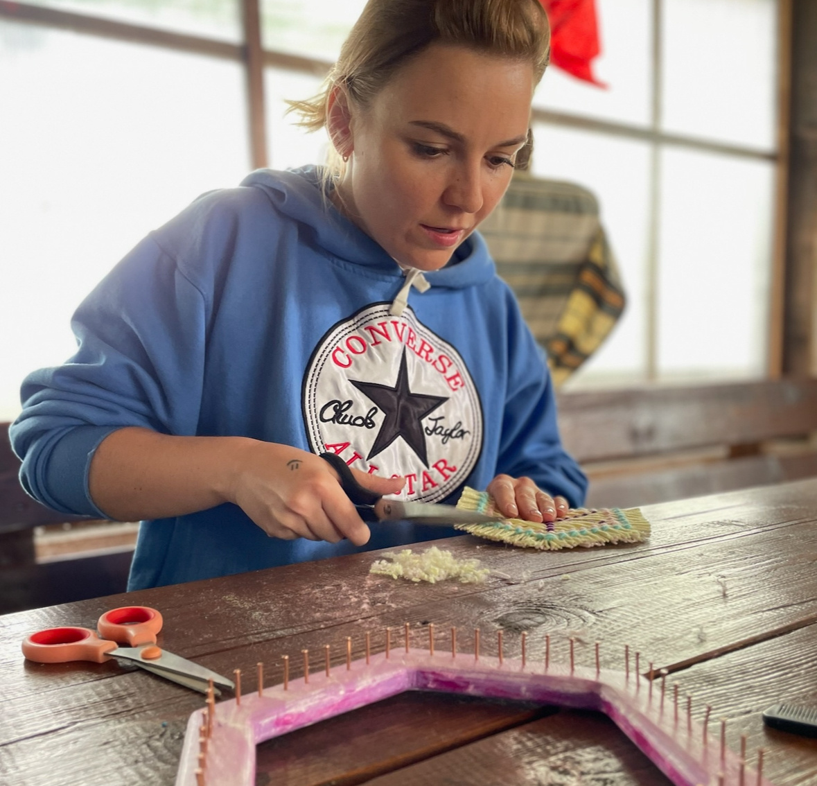 Плетение на рамке с первых минут увлекло Ксюшу