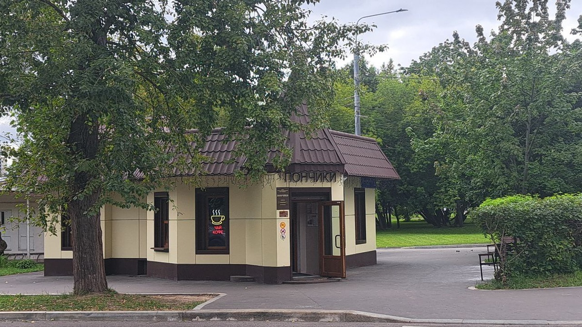 Отдельное здание на конечной остановке трамвая