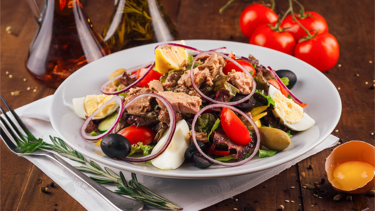 Салат Нисуаз с тунцом, яйцами и оливками — классический рецепт с консервированным тунцом.