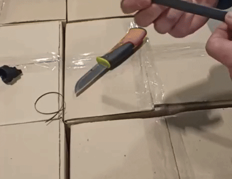    Процесс вскрытия антенны радиостанции "Арахис", которая поставлялась нашему спецназу. Внутри сантехническая трубка и полотно китайской рулетки-измерителя. Источник: ТГ-канал "Два майора"