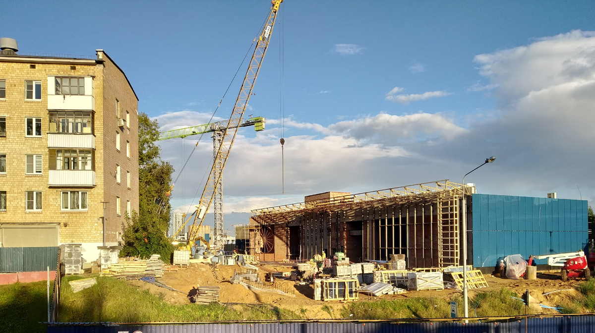 Строительство западного вестибюля (у Сев. проспекта) новой ст. метро Крымская в августе 2025, фото автора
