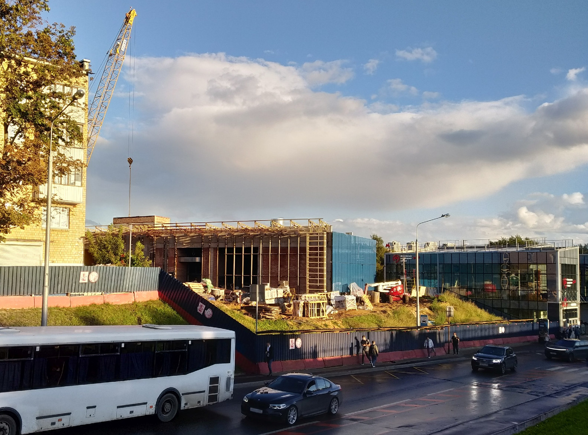 Строительство западного вестибюля (у Сев. проспекта) новой ст. метро Крымская (с переходом на МЦК) в августе 2025, фото автора
