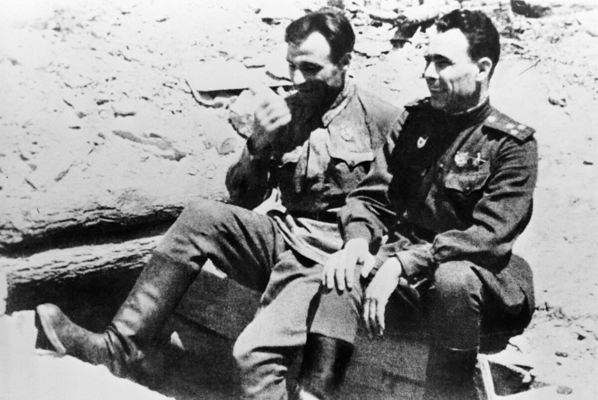 Брежнев (справа) на Малой Земле. 1943 год