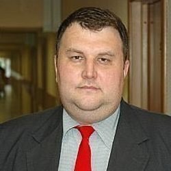    — На премиальный сегмент влияют несколько факторов, в первую очередь сложная ситуация в экономике, валютные колебания и рост стоимости заемных средств, — перечислил ведущий эксперт УК «Финам Менеджмент» Дмитрий Баранов. — Также на него влияют конкуренция в сегменте, удовлетворение спроса в предыдущие периоды и ситуация с доходами потребителей.