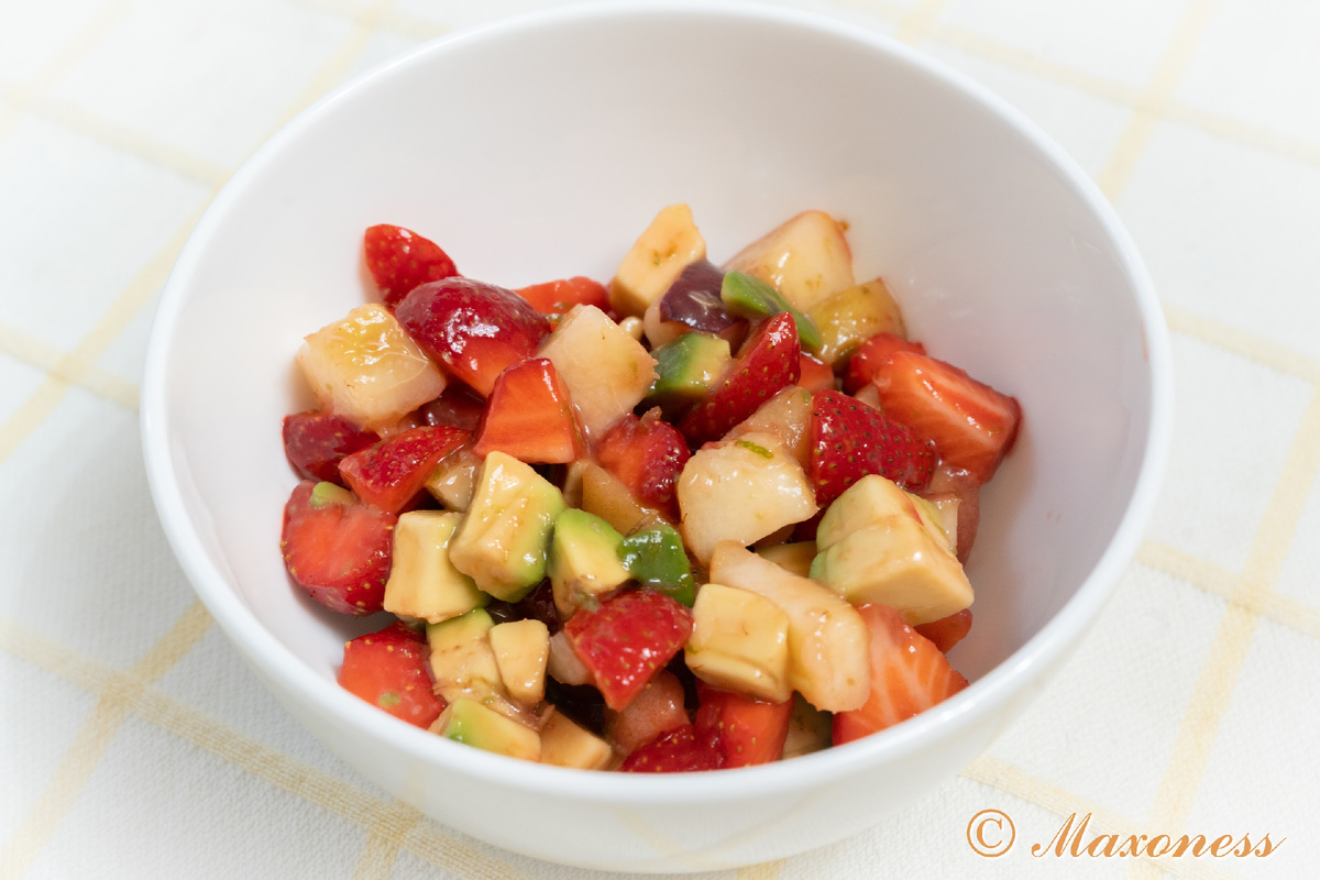 Салат с клубникой, авокадо и персиками