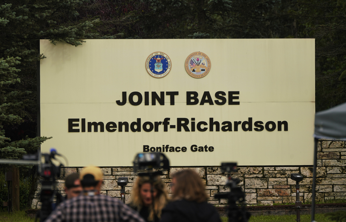 Журналисты у военной базы Элмендорф-Ричардсон. Фото: Wu Xiaoling/XinHua/Global Look Press