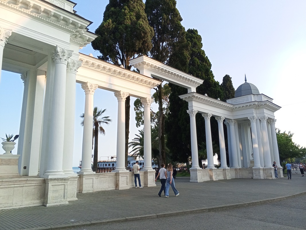 Сухум-2025, летняя Абхазия. Колоннада