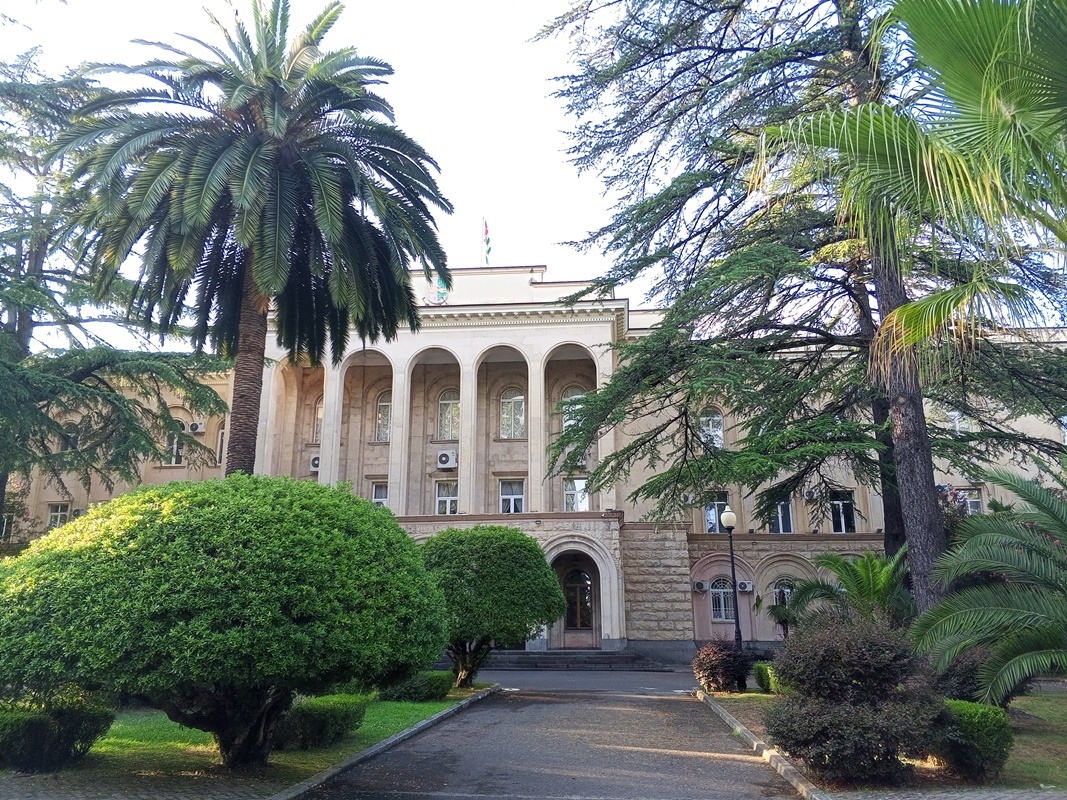 Сухум-2025, летняя Абхазия. Дом правительства