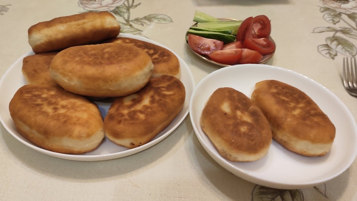 Добрый день, друзья!Добро пожаловать на мой канал. Сегодня я вас познакомлю с жареными пирожками. Рецепт не сложный, тесто получается как пух. Пирожки можно жарить в масле , также запекать в духовке. Готовьте вместе со мной и подписывайтесь на мой канал, ставьте 👍 дальше будет очень вкусно!Ингредиенты:Фарш мясной( свинина с говяд) - 300 гр.Капуста - 0,5 кгЛук репчатый - 1 шт. Растительное масло - 100 мл. Сливочное масло - 40 гр. Яйца - 3 шт. Зелень: зелёный лук, укроп - 40 гр. Соль - 3 ч.л. Перец черн мол. - 1 чл. Мука высший сорт - 1 кг. Дрожжи - 2 члРастительное масло - 50 мл.Сахар - 1 стл. Кефир с водой 200-250 грРецепт приготовления: Муку просеять, из этого кол-ва 1 стакан муки отложить для дальнейших работ в процессе приготовления  пирожков. В муку добавить соль,  дрожжи, залить кефир с тёплой водой.Замешиваем тесто, дрожжевое. В процессе замешивания  добавить в тесто растительного масла. Всё вымешиваем в течение 10 мин. Оставляем на 1,5 часа для поднятия теста.Готовим начинку для  пирожков. На сковороде обжариваем нарезаный лук вместе с мясным фаршем, через 20  мин, опускаем нашикованую капустуОбжариваем всё вместе. Добавляем соль 2 чл, сливочное масло 40гр, 1чл  чёрного мол перца. Добавляет отварные нарезанные яйца - 3 шт, нарезаем зелень: лук зеленый и укроп - 40 гр. Начинка готова. Даём остыть. Прошло время   тесто поднялось, приступаем  к лепке пирожков.Делаем шарики под каждый пирожок- 60гр. раскатываем в шарик.Пирожки  обжариваем с двух сторон по 3 минуты. Пирожки получаются пушистые, хрустящие, вкусные. Рецепт от мамы. Приятного аппетита!!!