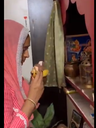 Поклон почтения. Но какое уважение даже китайскому богу, который пришел в ее дом!