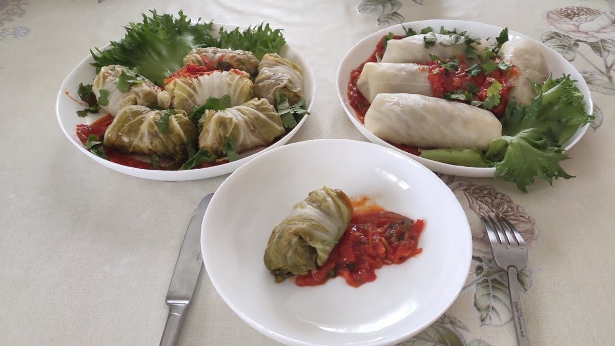 Добрый день, друзья! Добро пожаловать на мой канал!Сегодня будем готовить голубцы из пекинской и белокачанной капусты! Попробуйте обязательно их приготовить, это очень вкусно!Ингредиенты: Капуста белокачаная - 1 штПекинская капуста - 2 шт средней величиныЛук репчатый - 1 кг. Морковь - 2шт большиеМясо: свинина с жиром- 1,2кг говядина-1кг. Помидоры - 3шт сред. Помидорка томат паста - 1 мал. баночкаМасло растительное - 50 млСливочное масло - 70 грСоль - 3 ст.л. Паприка - 3 ч.лЧёрный, молотый перец - 2 ч.лЧеснок - 3 зубчикаСахар - 1стлРис отваренный до полуготовности -120 гр.Рецепт приготовления голубцовиз пекинской и белокачанной капусты в мантоварке на пару:Белокочанную капусту вырезаем серединку и ставим на плиту под крышкой, через 15 минут, получаете проваренные слегка листочки для приготовления голубцов. Пекинскую капусту срезаем толстую часть качанов. Раздеваем на листочки и заливает кипятком, слегка подсолив воду, оставляем на 15 мин. Приготовим фарш:Говядину, свинину нарезаем на кусочки  и пропускаем в мясорубке через крупную сеточку, с мясом прокручиваем 900 гр репчатого лука. Далее: в фарш добавляем сливочное растопленное масло - 70гр, добавляем соль, перец молотый черный, паприка.Добавляем рис заранее отвареный до полуготовности. Всё ингредиенты вместе с мясом и луком перемешиваем. Берём листочки пекинской капусты, заварачиваем фарш, делаем голубцы. Берём листочки белокачанной капусты и заварачиваем фарш, делаем голубцы. Пароварку ставим на огонь, промазавает листы пароварки маслом и укладываем подготовленные голубцыдвух видов. Вода закипела в мантоварке опускаем голубцы для для приготовления  на 45минут. Готовим соус томатный:Обжариваем лук и морковь на масле. Добавляем в процессе приготовления болгарский  перец, помидоры и томатную пасту " Помидорка", жарим до готовности, добавляем мелко нарезанный чеснок, сахар.Соус готов. Прошло 45 минут- голубцы готовы, подаем в томатном соусе, можно со сметаной, украшаем зеленью. Приятного аппетита!