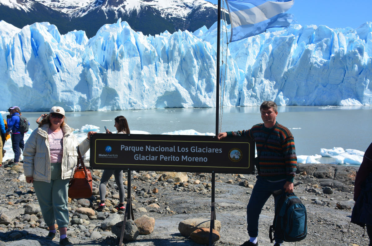 Здесь мы начали нашу прогулку к леднику! На табличке написано: "Национальный парк Ледник Перито Морено".