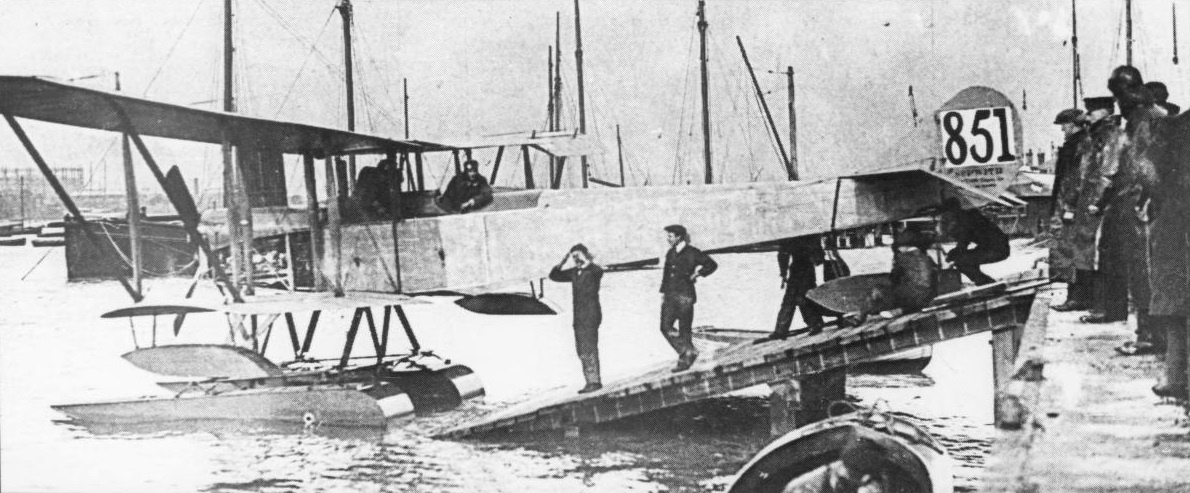 гидросамолет Sopwith No 851 в Вулстоне, вероятно, как раз перед первым полетом, 1 ноября 1914 года, когда самолет потерпел крушение и был сильно поврежден. В аварии погиб пассажир самолета, его конструктор самолета Р. Дж. Олстон (R. J. Alston). Пилотировавший машину летчик-испытатель Виктор Мал был спасен. Снимок из коллекции Филипа Джарретта
