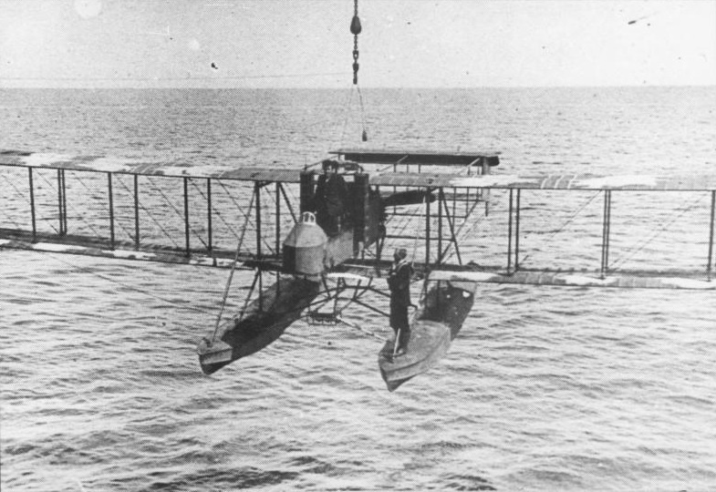 один из гидросамолетов Wight Type A.I Improved Navyplane (который не принимал участия в ранних экспериментах с торпедами) из состава авиагруппы гидроавиатранспорта «Арк Ройал» (HMS Ark Royal). На данном снимке показано как система стоек, соединяющих поплавки с фюзеляжной гондолой, допускает относительно легкую подвеску торпеды. Снимок музея Королевских ВВС