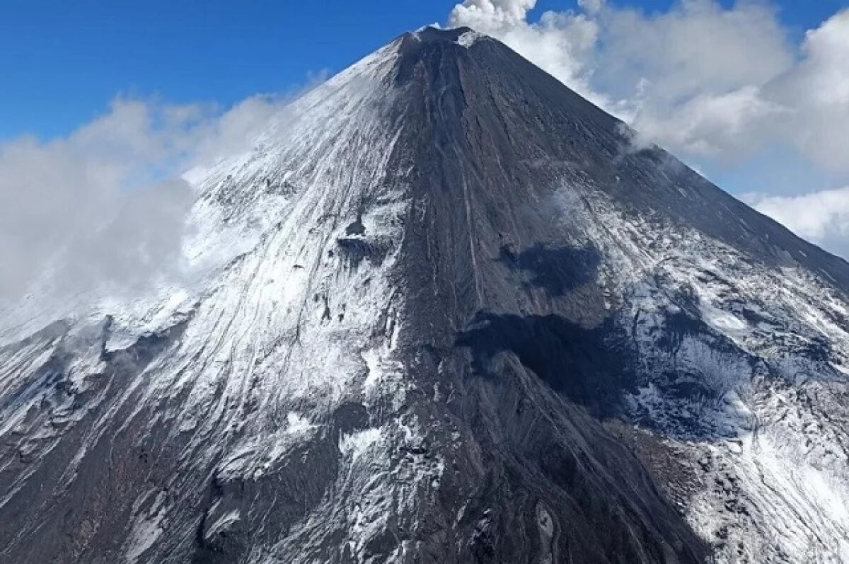    Ключевской вулкан на Камчатке выбросил столб пепла на высоту 8 км