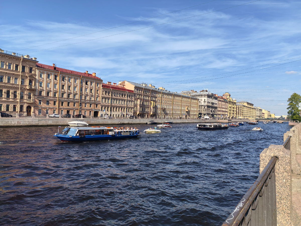Аншлаг из теплоходов на Фонтанке. Последний летний месяц в разгаре!