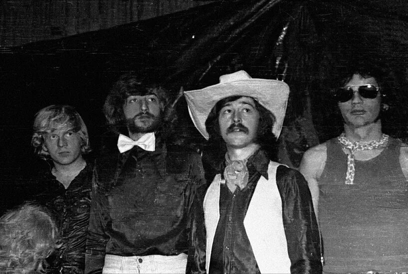 Фотография участников золотого состава группы Високосное Лето: слева направо клавишник Крис Кельми, гитарист Александр Ситковецкий, бас-гитарист Александр Кутиков,барабанщик Валерий Ефремов.