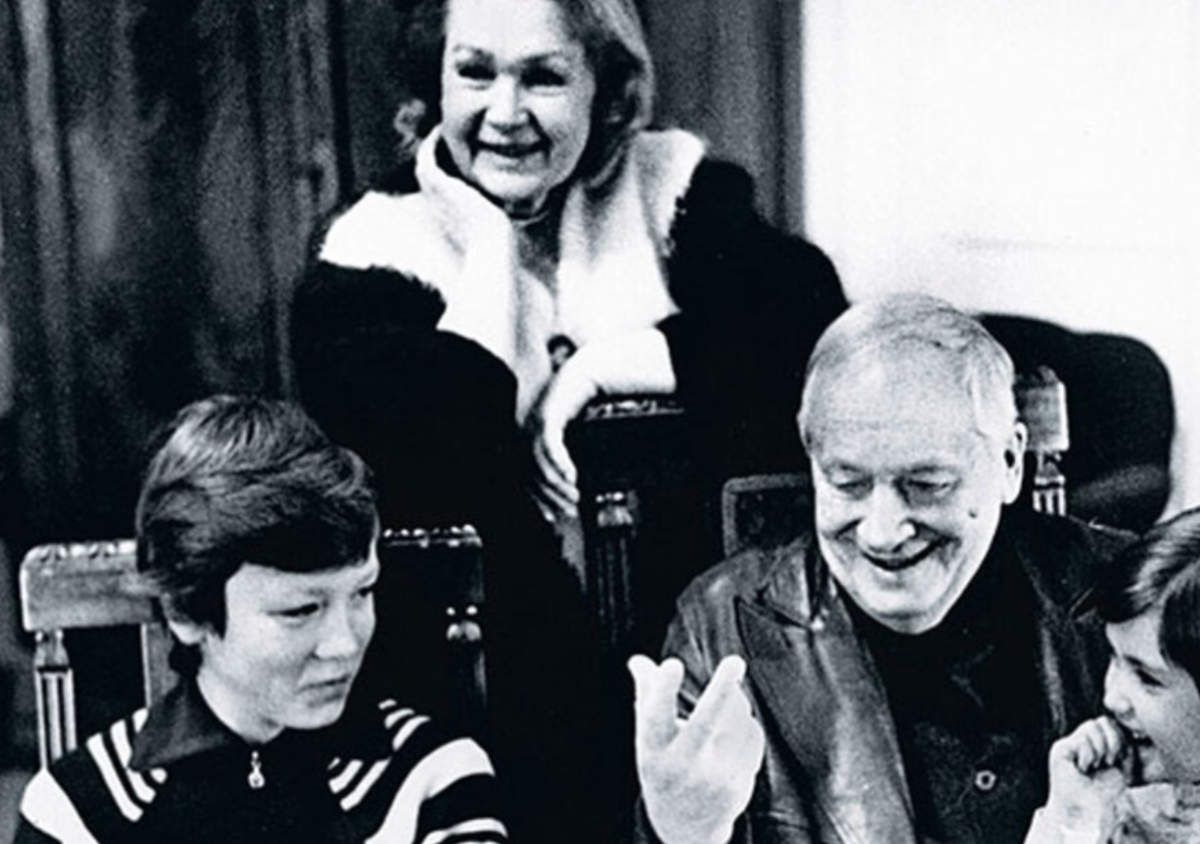 Георгий Менглет с внуками и женой