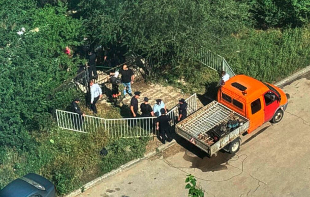 Возле заваренных ворот на входе в парк (фото из соцсетей)