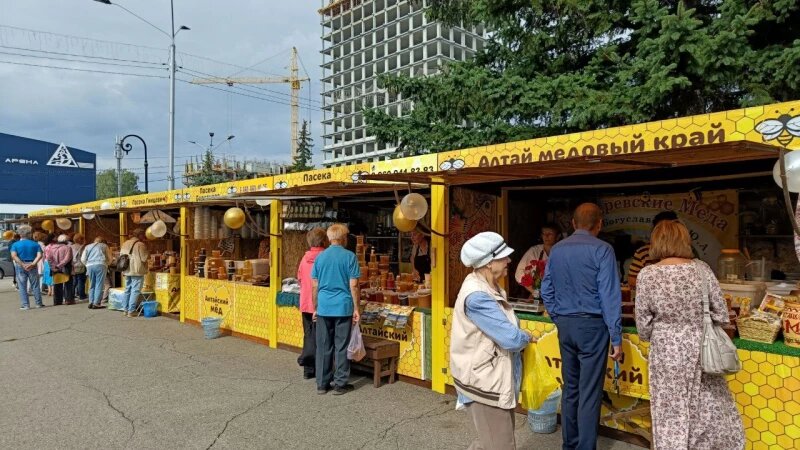     Павильоны с медом Валерия Момонова / altapress.ru