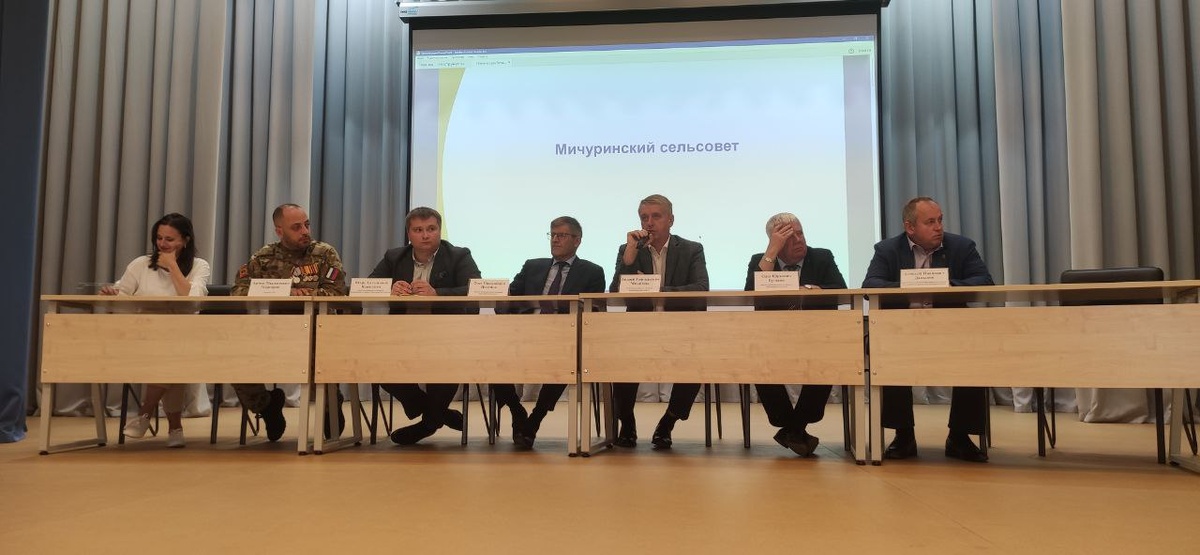    Представители администрации Новосибирского района и депутаты обсудили тему строительства Нижне-Ельцовского моста. Фото автора