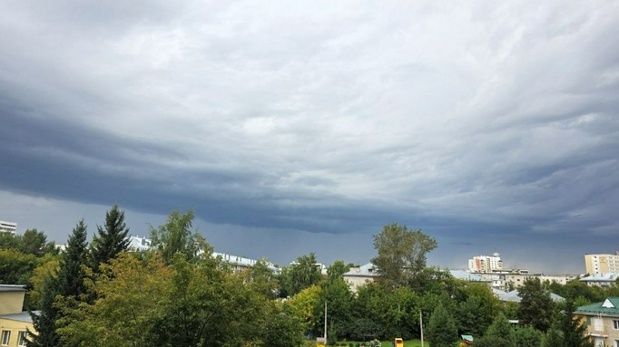 Грозовые облака заволокли утреннее небо над Барнаулом. Фото