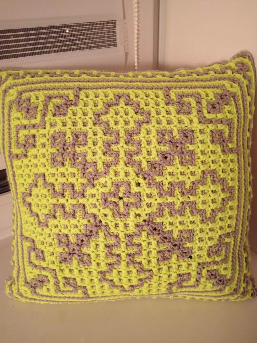 Это одна сторона. Узор взят на канале Юлии Гендиной.