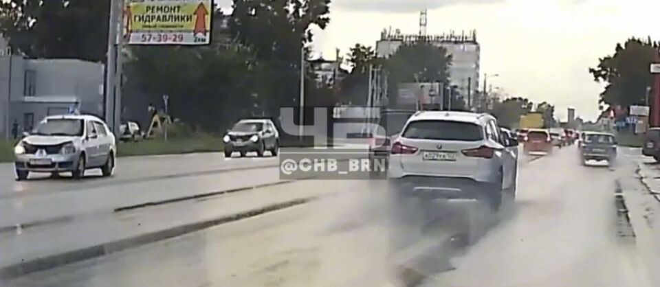    В Барнауле лихач на BMW проскочил на "красный" и едва не сбил пешеходов. Источник: t.me/chb_brn