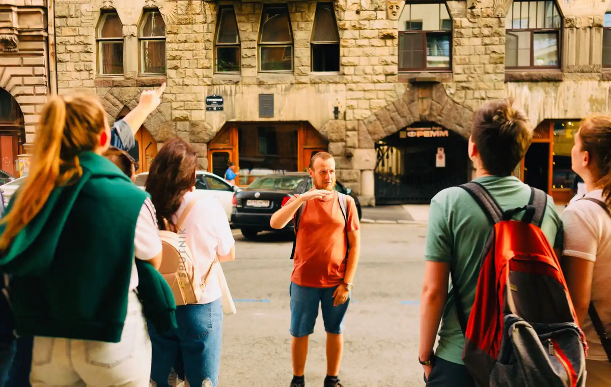 Гиды сервиса — увлеченные историки, архитекторы и искусствоведы, которые умеют рассказывать интересно и без занудства. Они поделятся информацией, которую вы не найдете в учебниках