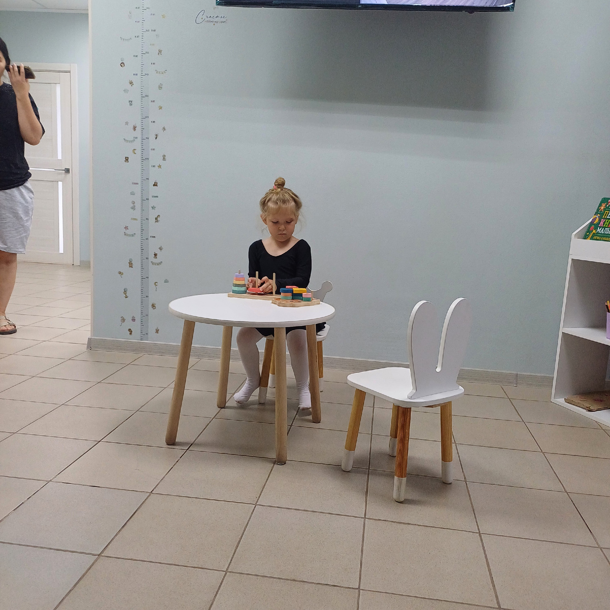 Агнесса. Сидим ждём когда позовут на занятия. 