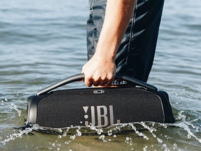    JBL выпустила мощную портативную колонку Boombox с защитой IP68