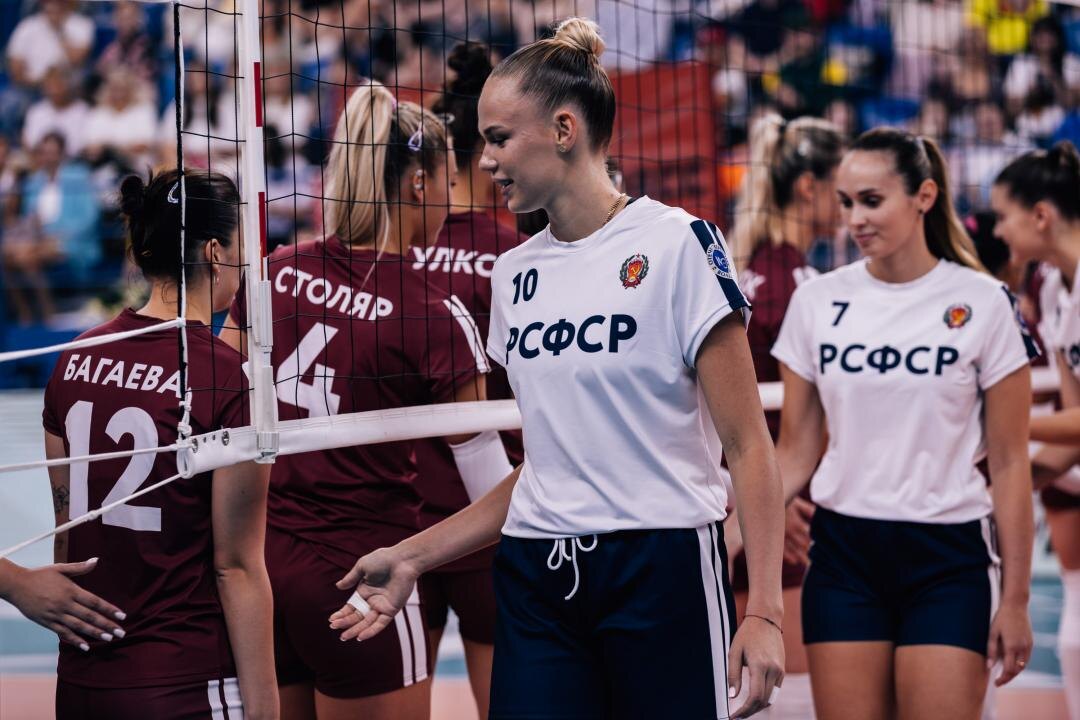 Два года назада в честь столетнего юбилея нпшего волейбола соперники сыграли в ретроформе и по ретроправилам. Победа безоговорочно осталесь за Россией: 3:0. Фото: Всероссийская Федерация волейбола