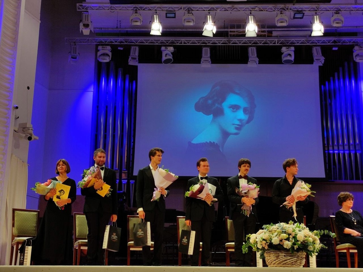 Чествование шести лучших музыкантов — Лауреатов IX Международного конкурса пианистов памяти Веры Лотар-Шевченко.