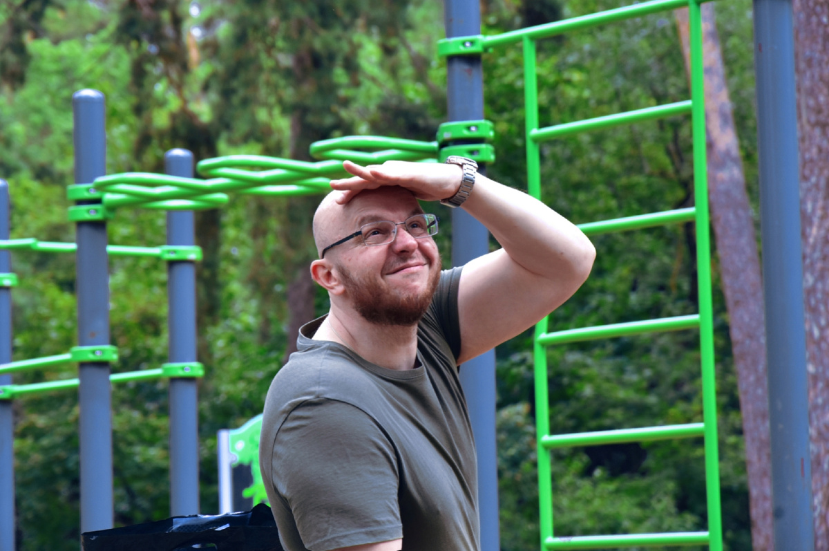 В лесу на спортивной площадке.