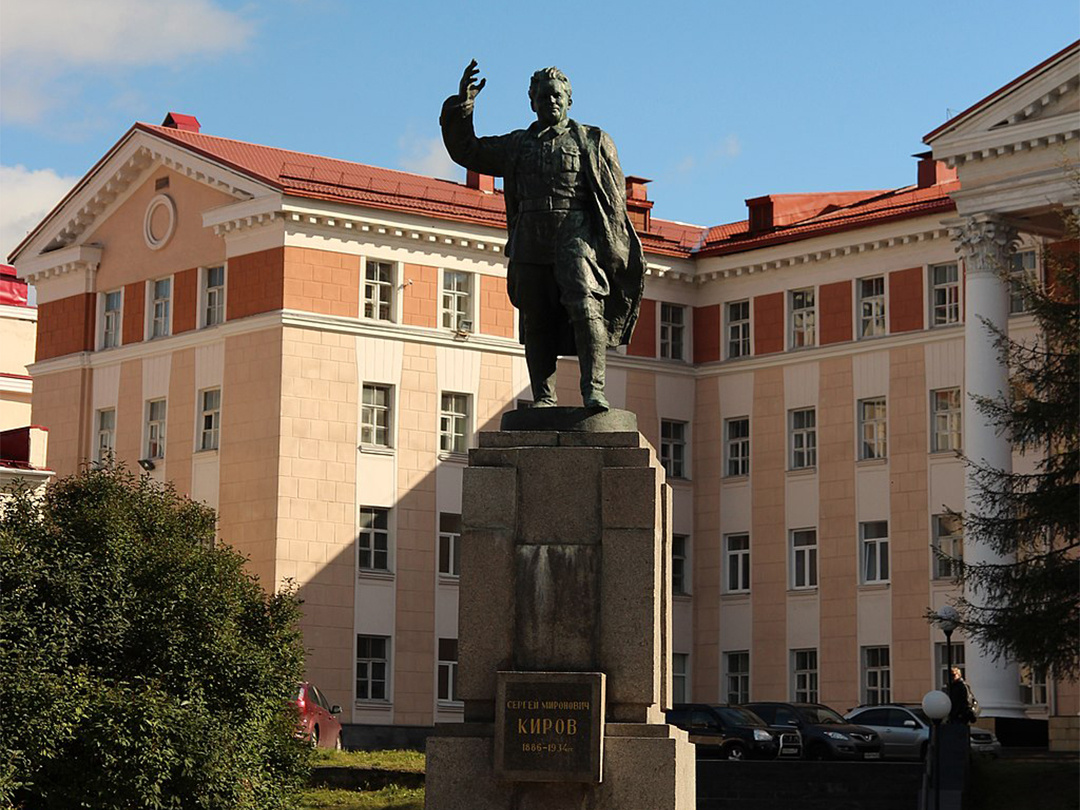 Дорожки сквера приведут к памятнику революционеру С. М. Кирову. Монумент был установлен здесь в 1940 году. Локацию выбрали неслучайно: именитый деятель совещался тут с рабочими, занимающимися строительством Дворца культуры. 
