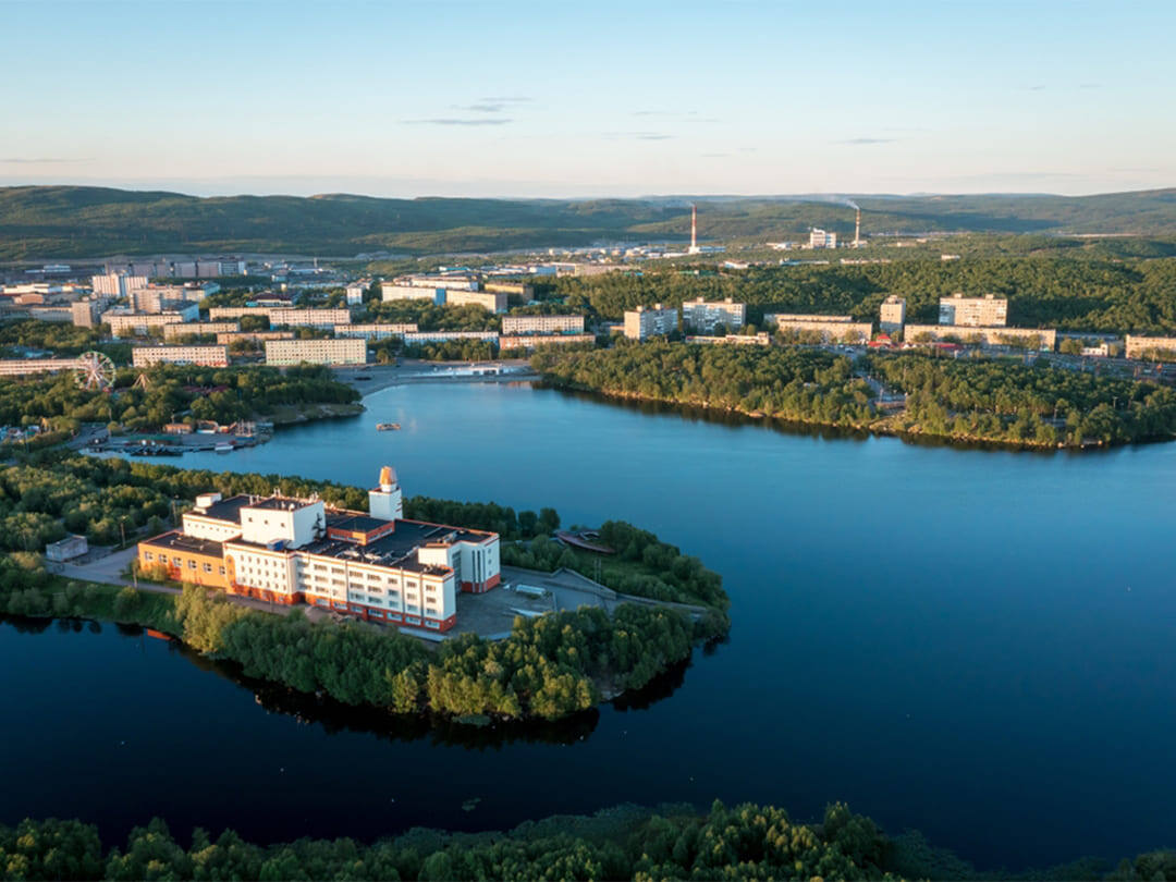 Мурманск — город на северо-западе России, административный центр Мурманской области. В 1985 году Мурманску присвоено звание Города-героя за стойкость и героизм при обороне от немецких войск в годы Великой Отечественной войны.   