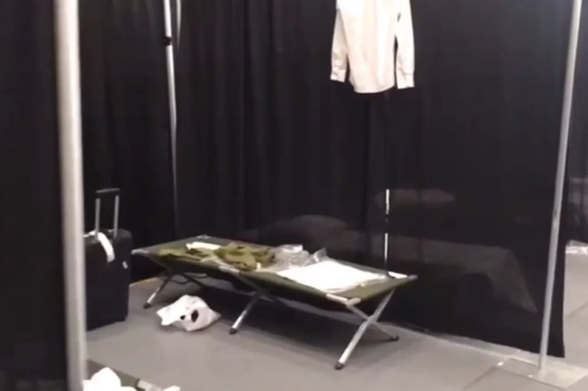    Российских журналистов на Аляске поселили на ледовой арене