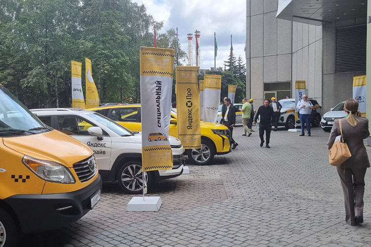    Накануне в Москве открылся Международный евразийский форум такси.   
Фото: Андрей Берец