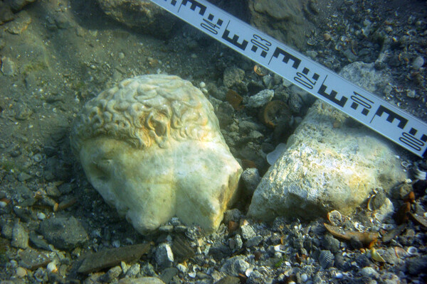 Фрагмент мраморной статуи, переиспользованной при строительстве причала IV в. н.э. / Из личного архива заведующего центром подводного археологического наследия Института археологии РАН Сергея Ольховского  