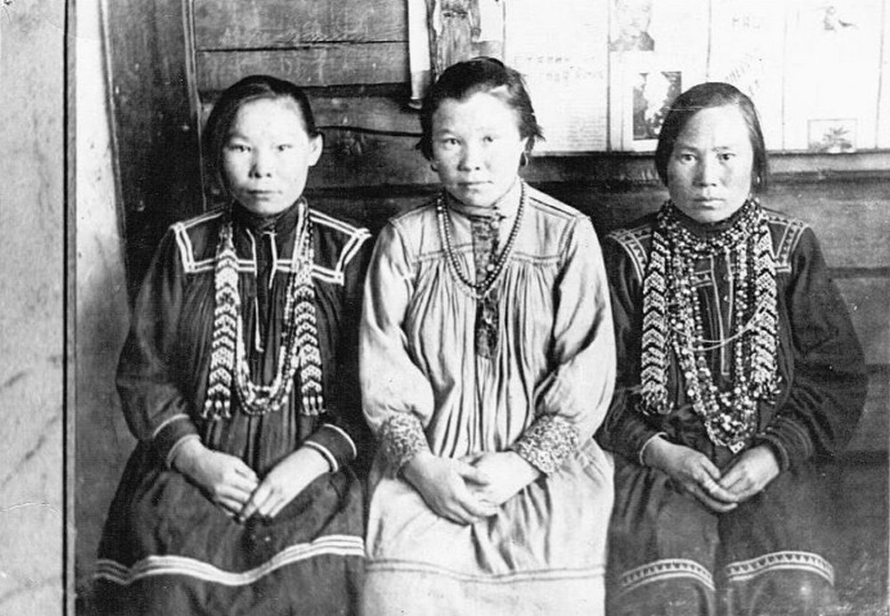 Девушки-манси в национальных костюмах